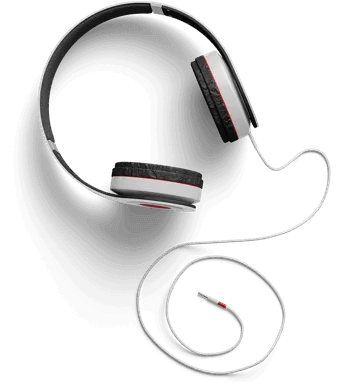 Białe słuchawki nauszne z szarymi nausznikami i białym plecionym kablem na jasnym tle